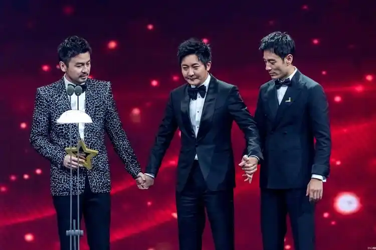 雷佳音郭京飞李光洁同台搞笑,朱一龙羞涩献吻,吹爆这届国剧盛典