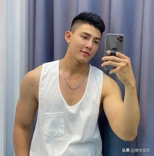 不喜欢寸头发型的男生,可以选择这一款造型相似的短碎发型,把两边剪短