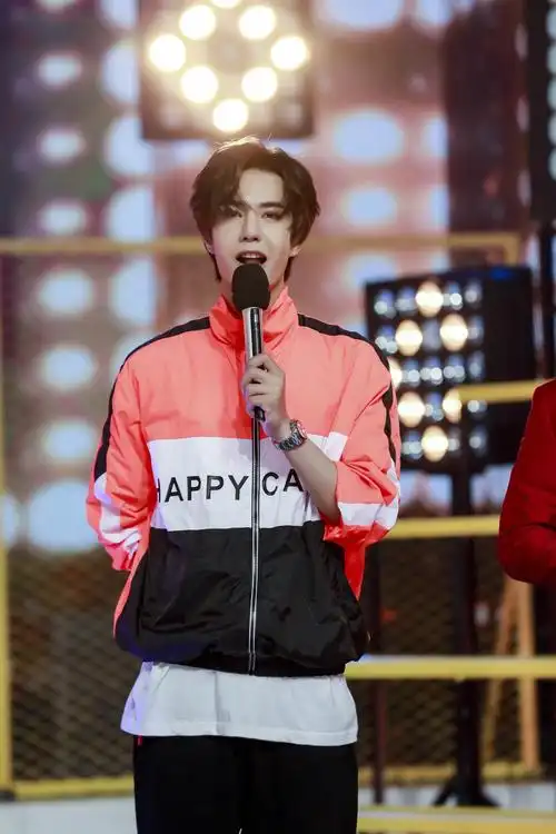 王一博《快乐大本营》舞魂炸裂 街舞式踩脚战不停