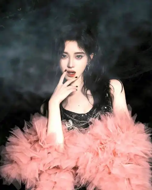 鞠婧祎烟熏妆倾听心跳发出不一样的热流