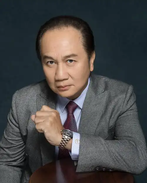 p>郭锋(kwok fung,曾被误称为郭峰),原名郭民富,1951年10月27日生于