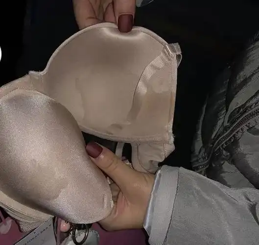 晚上十点想洗衣服,发现短袖衣服左侧被已干的不明液体粘住,白色偏黄