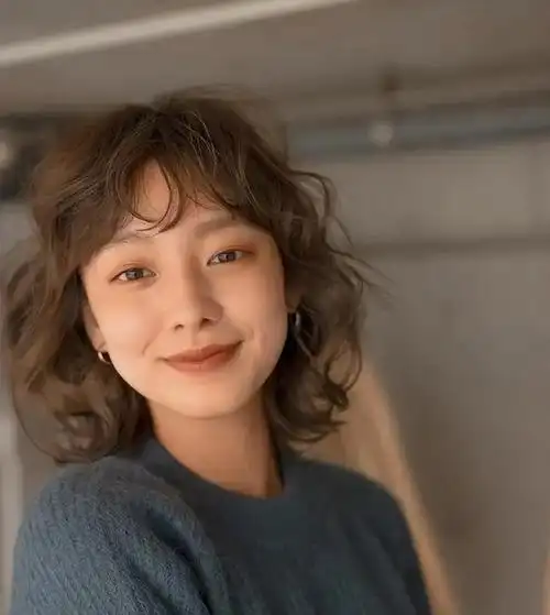 挂耳烫发才是最适合340岁女人的发型洋气减龄人见人夸