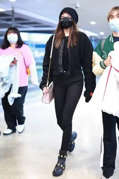 街拍关晓彤纯色外套小巧手袋短靴时尚精致