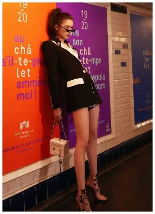 原创傅菁高调炫腹衬衫穿一半扎一半就为凹蚂蚁腰粉丝麻麻不允许