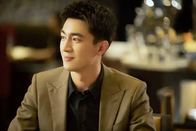 昨日更新的剧情中,林更新饰演的盛哲宁为了解打探韩潮这一棘手的客户