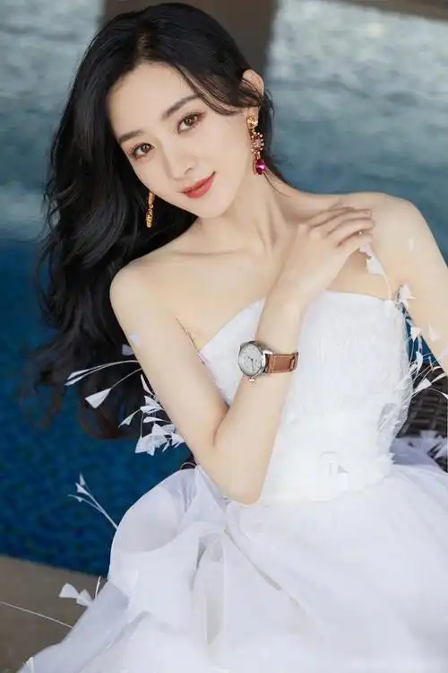 赵丽颖白色羽毛抹胸裙,这是仙女下凡吧!