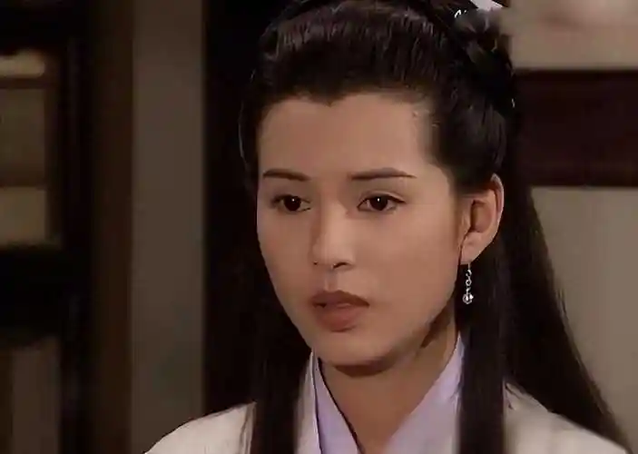 二十多年前,李若彤因饰演《神雕侠侣》中的小龙女而成为了当之无愧的