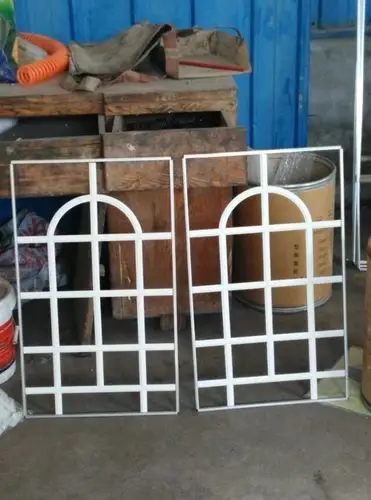 开发了装饰格条中空玻璃 适合于塑钢铝合金门窗是中空玻璃装饰 多用于