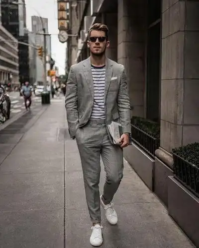 西裤 运动鞋 西装的造型打破传统的优雅绅士风.