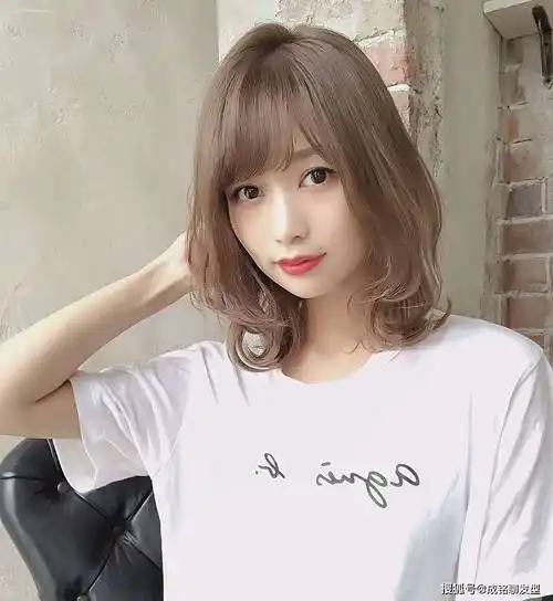 翘尾锁骨发是日系发型中比较常见的一种设计手法.