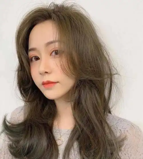 今年这种波波头带点小卷儿的发型非常流行,头发烫点卷更俏皮可爱哦,换