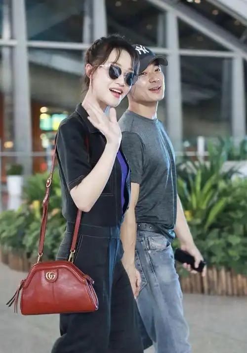 蓝盈莹和男友曹俊现身机场全程亲密十指相扣狂撒狗粮
