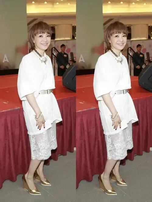 陈慧娴是咋保养的65年出生的看不出啥皱纹穿白裙还挺干净的