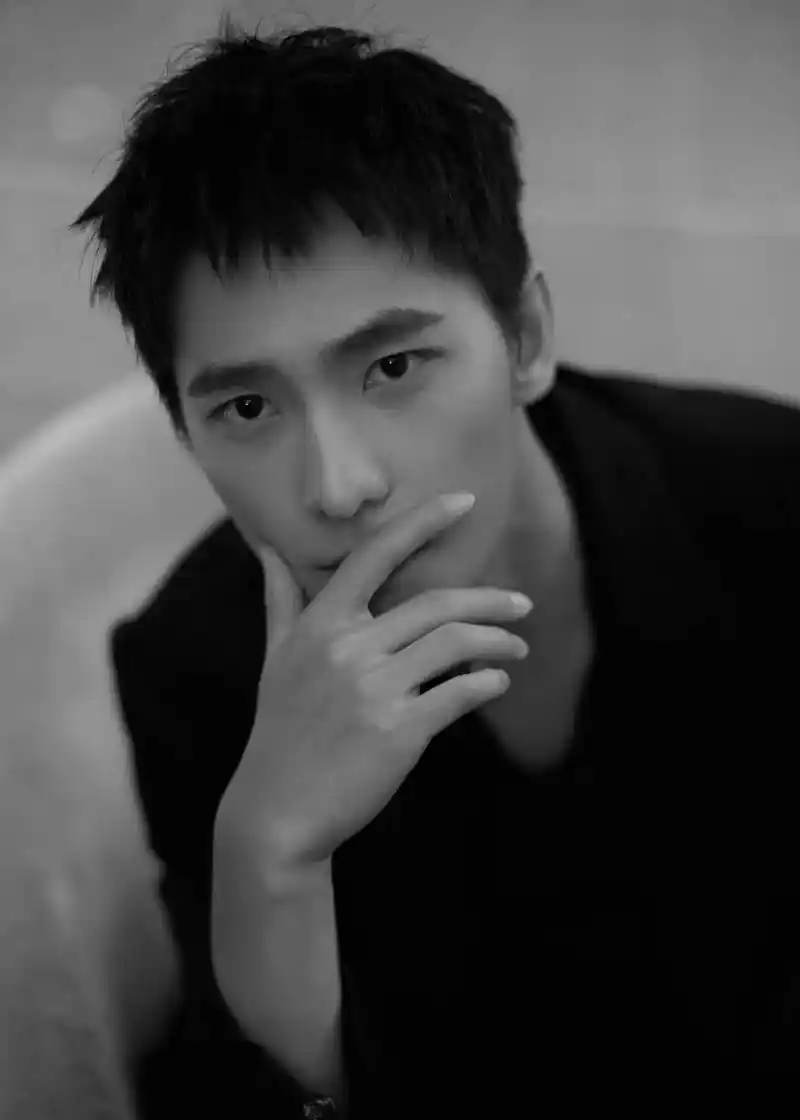 杨洋身着黑色西装现身时尚盛典新发型酷帅有型尽显硬朗气质