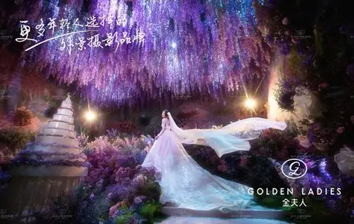 女歌手李嘉格中西式婚纱照大批k明显超大红色玫瑰花海吸引眼球