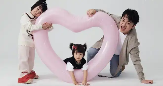 王祖蓝一家四口拍大片夫妻俩幸福依偎长女和爸爸如同复制粘贴