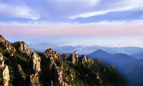 晨曦照耀,群山叠峦,挺拔雄起,折射出美丽而壮观的自然美景,气势磅礴