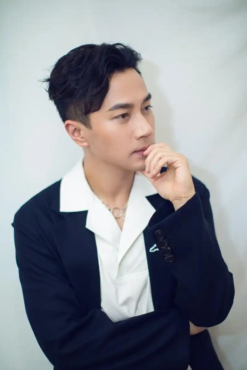 刘恺威  刘恺威跨界歌王 本周是随性儒雅的黑白配,用温柔的眼神和暖