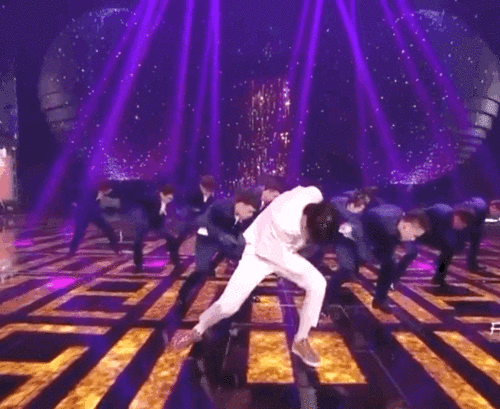 王一博双11盛典精彩热舞,身着白衣v领,湿发甩衣服太撩了!