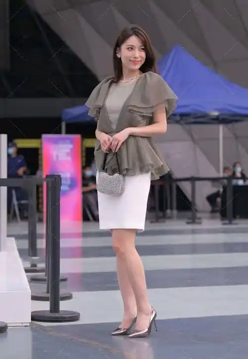 原创设计感十足的网纱上衣搭配白色一步裙高级优雅更显时尚范儿