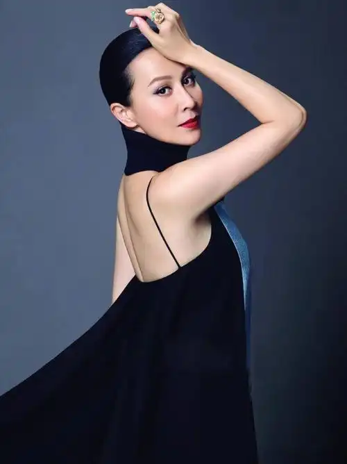 早年经历刘嘉玲剧照刘嘉玲,1965年12月8日生于江苏苏州,祖籍广西容县.