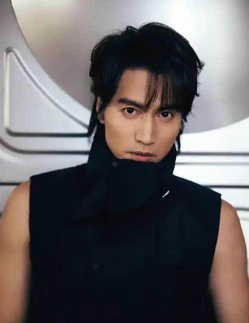 言承旭最新氛围感随拍心动指数满分成熟帅气的男性魅力