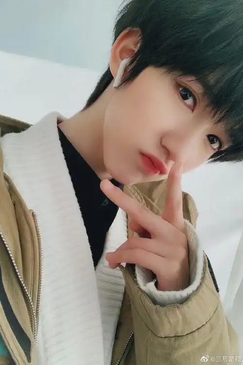 贺峻霖 画报颜值#剪刀手小可爱突然出现啦,霖霖要天天开心,天天比