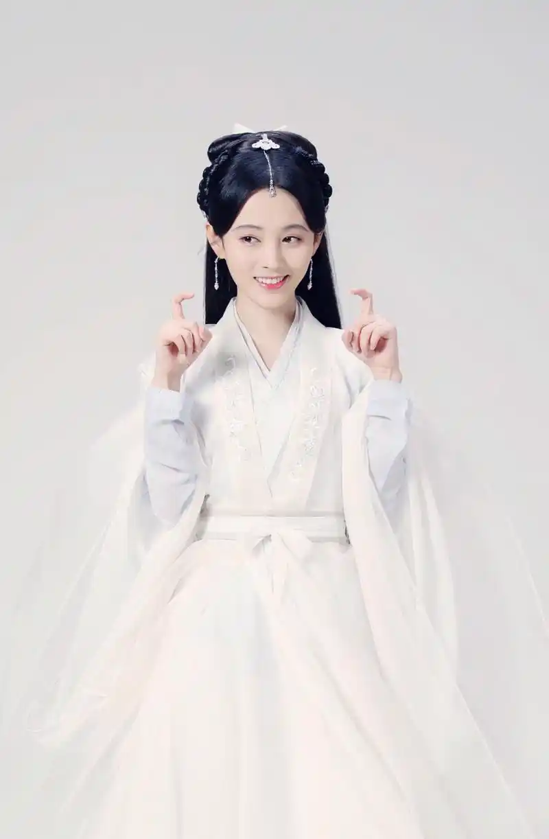 女艺人鞠婧祎古装仙气可爱写真