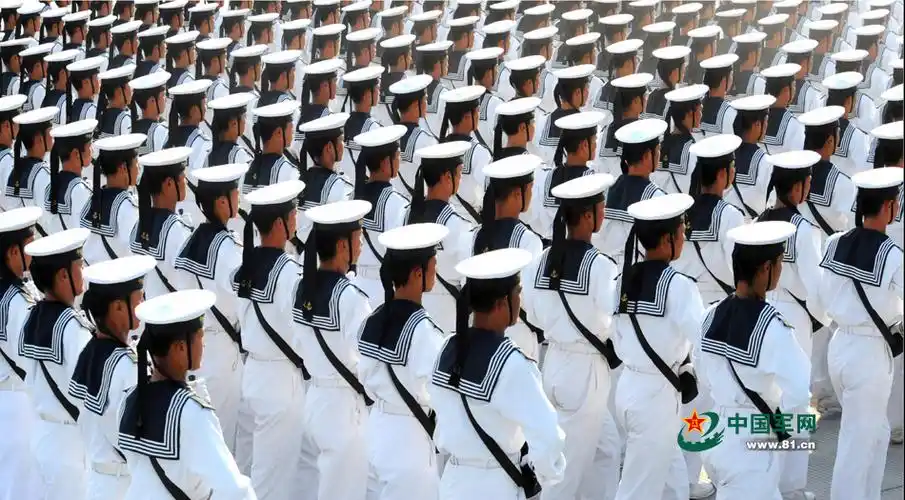 身着水兵服的士兵.苗文宽 摄