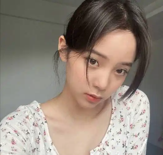 欧阳娜娜晒近照,大腿被裤子勒出肉,上身比关晓彤还壮_照片_小时候