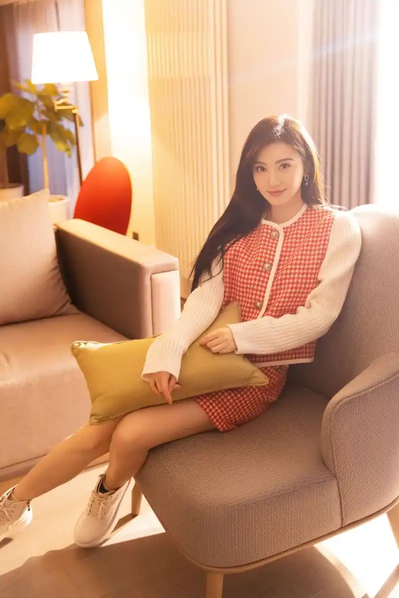 鞠婧祎清纯美丽,景甜甜美妩媚,你更喜欢谁?