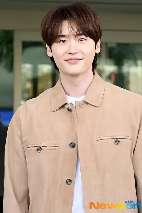 今天出国前往伦敦的李钟硕