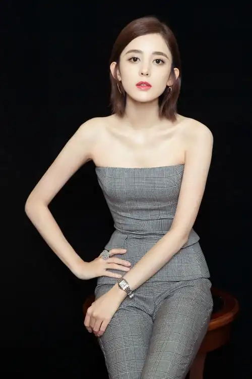 古力娜扎抹胸套装性感干练时尚写真图片