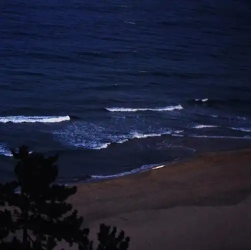 深蓝色大海背景图