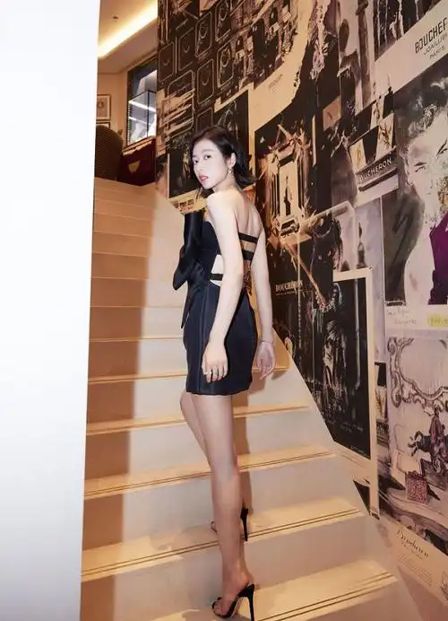 周雨彤蝴蝶结礼服秀长腿美出新高性感露香肩锁骨杀气场全开