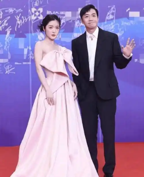 百花奖闭幕红毯:周深现场迷路,谭卓超深v出镜,关晓彤秀大长腿_穿着