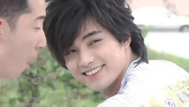 贺军翔黄色长发