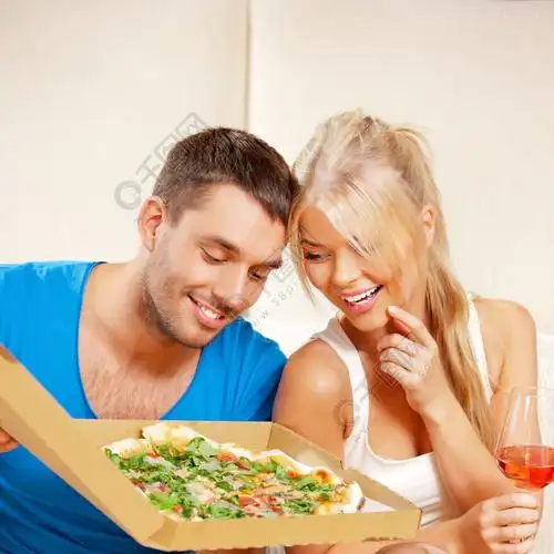 吃饭的幸福浪漫情侣的明亮的图片