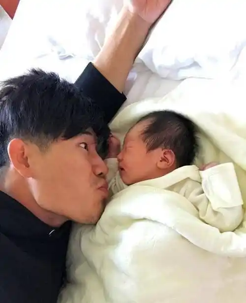 "嘎子"谢孟伟升级当爸,模仿鹿晗发通告,网友:结婚俩月喜当爹_婚礼