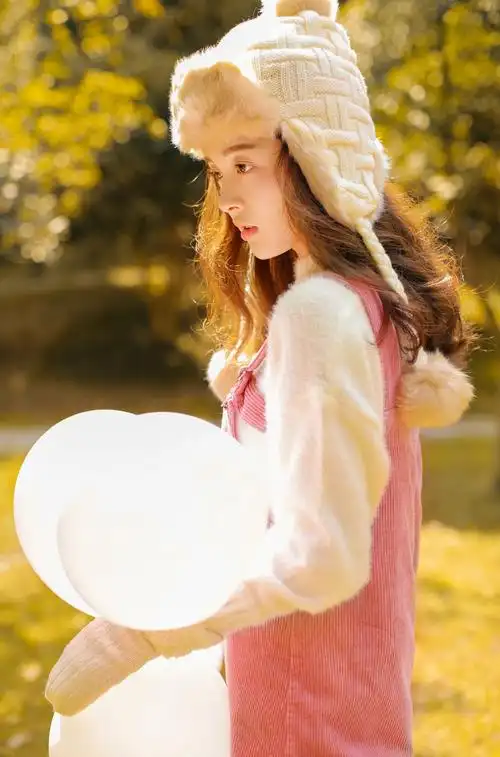 拿着气球的美女初秋户外治愈系唯美写真图片