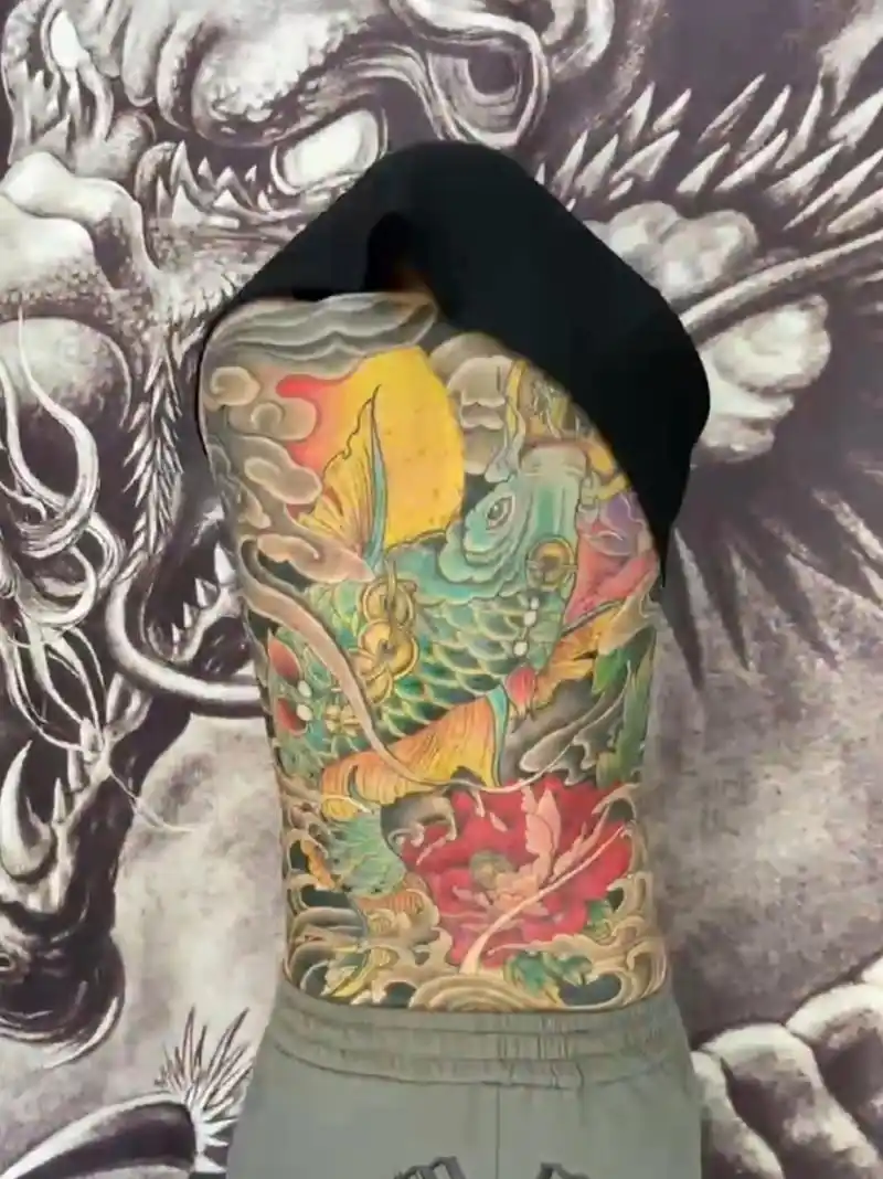 满背大鲤鱼 鲤鱼纹身