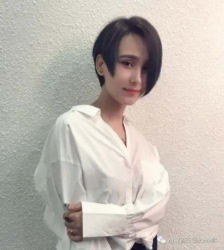 春季流行不对称短发