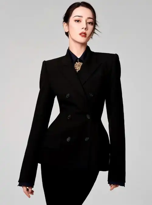 迪丽热巴一身黑色西装套装搭配毽子头,气场全开没人能顶得住!