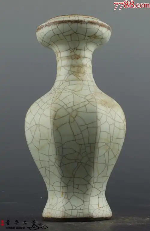 宋崇宁五年汴京官窑王家窑开片铁线圆口棱瓶