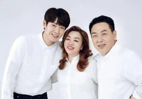 隐形的富二代,这样家庭出来的魏大勋,很难让人不爱_爸爸_小时候_因为