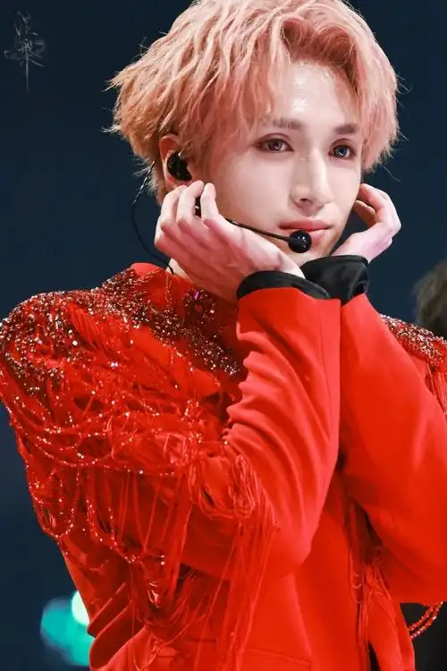 严浩翔歪头wink##严浩翔托脸饭撒