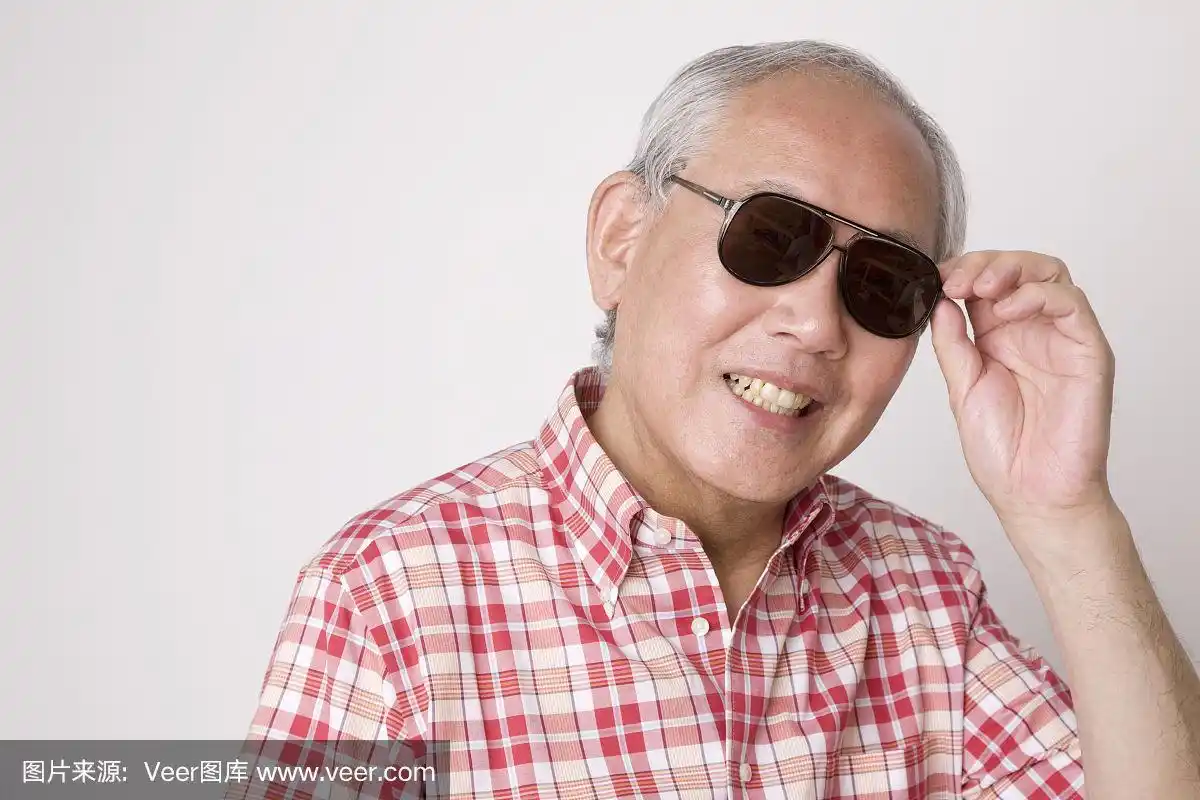一个戴墨镜的老人