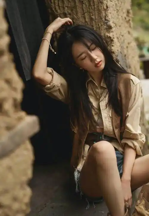 许龄月晒秋日小雀斑妆写真 牛仔女郎造型又野又欲_马甲_雀斑_写真