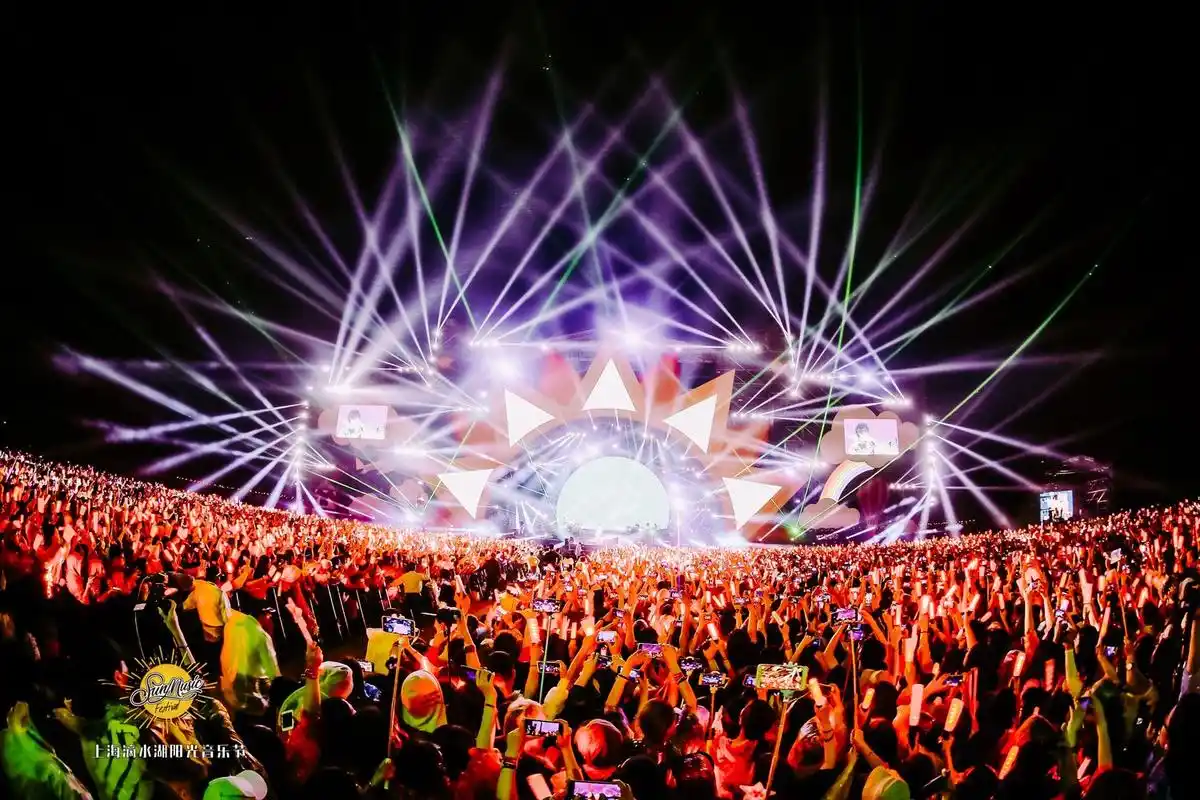 华晨宇上海滴水湖音乐节航拍图来了!现场红海壮观如演唱会
